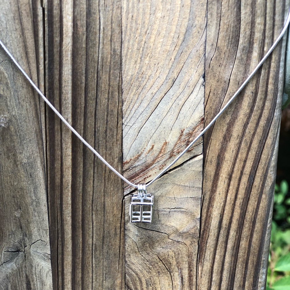 Silver plated 18” pearl cage and fresh water pearl